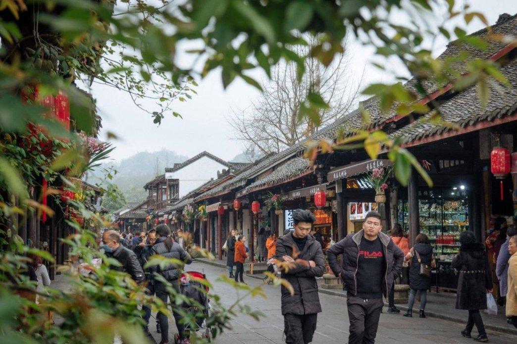 衣柜万万别再费钱装顶柜了,听完老木工分析,想拆了我家的重装